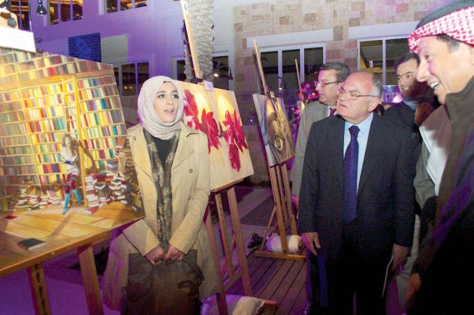لجنة التحكيم تقيم لوحة فاطمة الشوبر الفائزة الاولى﻿