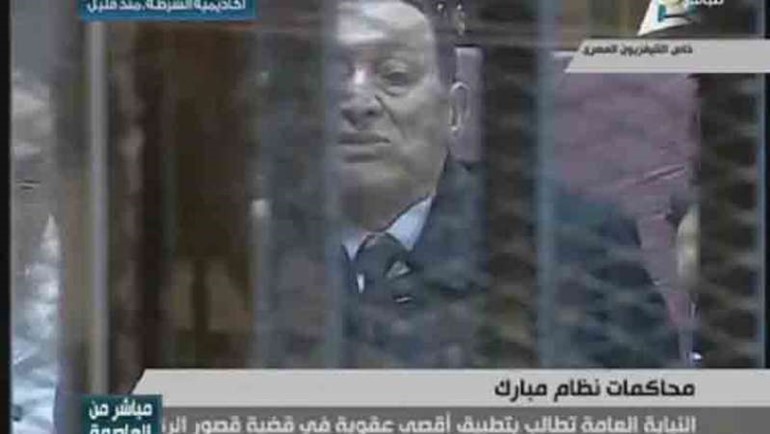 صورة تلفزيونية للرئيس المخلوع محمد حسني مبارك في قفص الاتهام امس بالملابس الرسمية