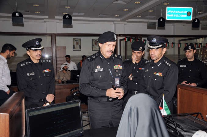 اللواء فيصل النواف متحدثا مع احدى الموظفات