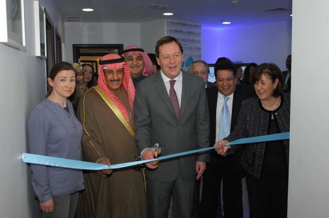  السفير البريطاني والشيخ دابراهيم الدعيج يقصان شريط افتتاح العيادة هاني عبدالله