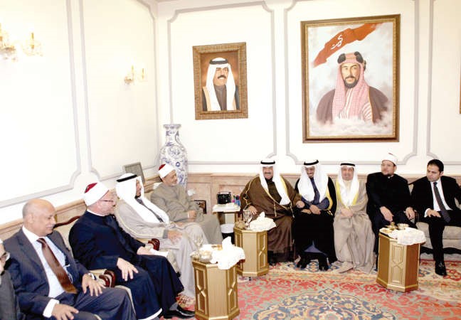 سمو الشيخ ناصر المحمد وداحمد الطيب اثناء اللقاء
