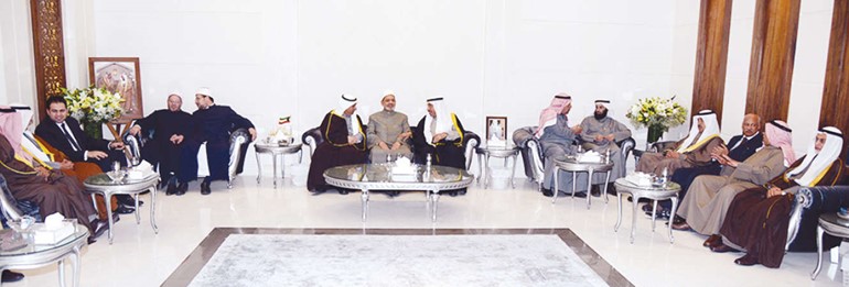  نائب وزير شؤون الديوان الاميري الشيخ علي الجراح خلال اقامته مادبة غداء على شرف فضيلة الامام الاكبر شيخ الازهر الشريف داحمد الطيب 