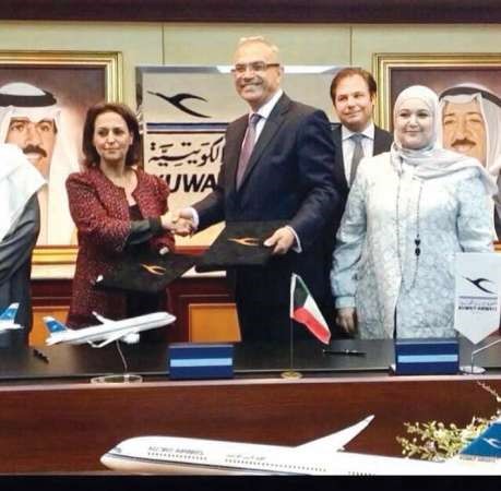 رشا الرومي خلال تبادل عقود الاتفاقية مع ممثل شركة ايرباص