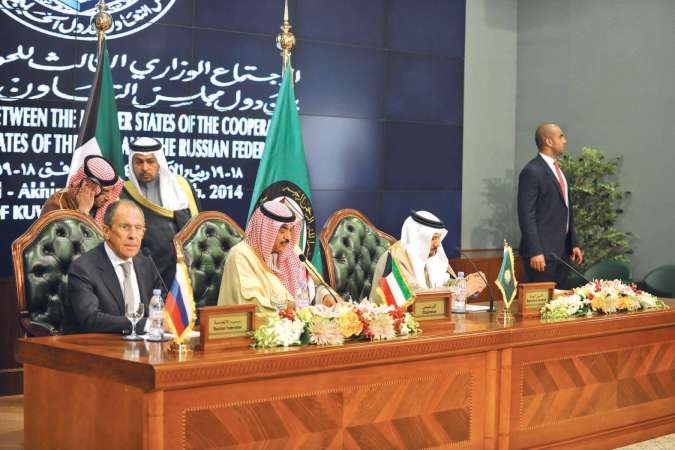وزير الخارجية الشيخ صباح الخالد ووزير الخارجية الروسي سيرغي لافروف خلال المؤتمر الصحافي﻿