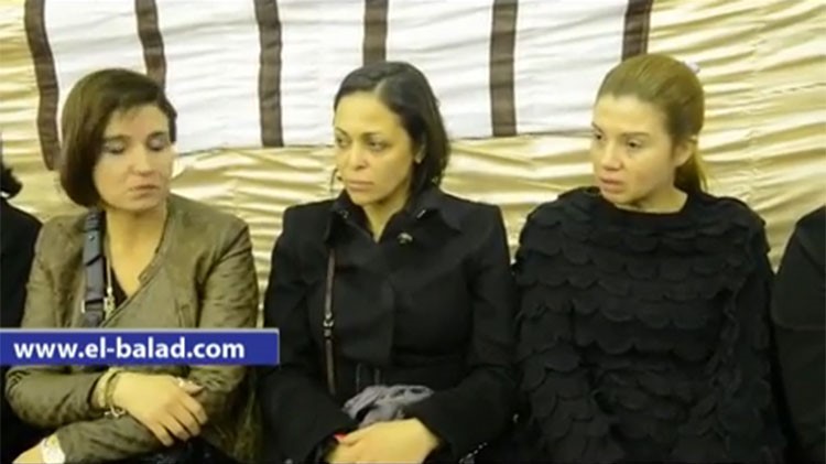 بالفيديو .. يسرا ووفاء عامر وإلهام شاهين في عزاء طليق داليا البحيري