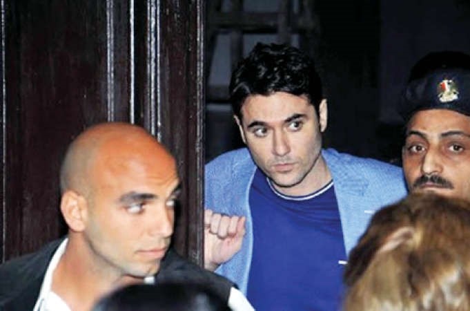 احمد عز محاطا برجال الشرطة﻿