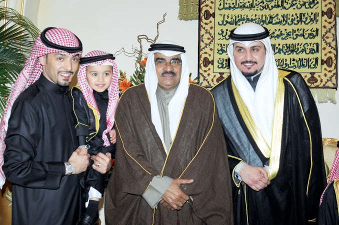 المعرس مع عمه طالب العواد والمحامي علي القديري ونجله ضاري
