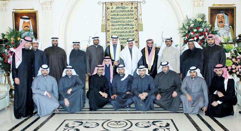 اللواء محمود الدوسري والمعرس يتوسطان عددا من الاهل والاصدقاء