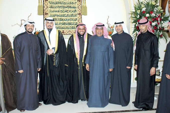 الزميل عدنان الراشد ومحمد الراشد وعبدالله الحمر يباركون للمعرس ووالده وشقيقه علي القديري
