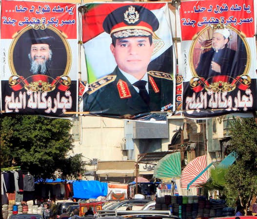 لافتات في القاهرة تؤيد المشير عبدالفتاح السيسي وزير الدفاع والانتاج الحربي	 رويترز