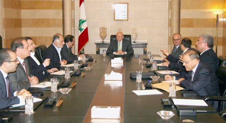 رئيس الحكومة تمام سلام مترئسا لجنة صياغة البيان الوزاري خلال اجتماعها الاول في السراي الكبير محمود الطويل