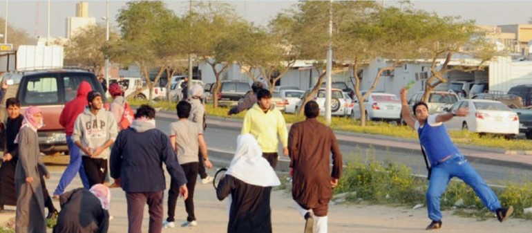  البدون خلال رشقهم لرجال الامن بالحجارة 