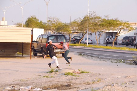 صورة عممتها الداخلية لـ بدون يقذف حجارة على دوريات الامن وزميله يهرب بعد ان فعل الامر نفسه