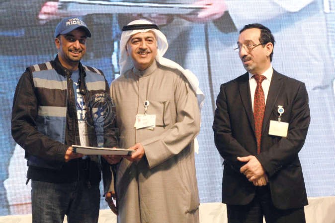 هاشم هاشم يكرم احد المشاركين في الحملة