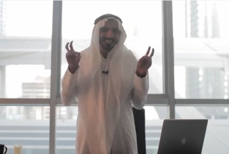 بالفيديو.. تعلم كيف تلبس مثل السعوديين