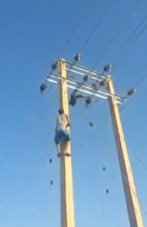 بالفيديو.. مشهد تنخلع له القلوب.. طفل يتسلق برج كهرباء الضغظ العالي لتصعقه الكهرباء