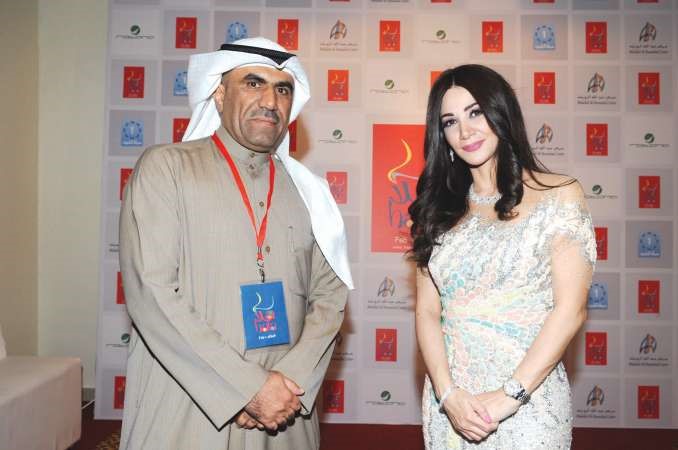 ديانا حداد مع الزميل مفرح الشمري في كواليس المسرح﻿