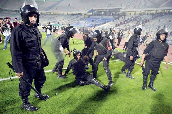 احد رجال الامن يسقط على ارضية الملعب بعد اشتباكه مع الجماهيررويترز