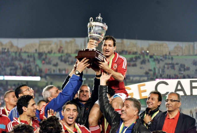 لاعب الاهلي سيد معوض يرفع الكاس عقب التتويج افپ