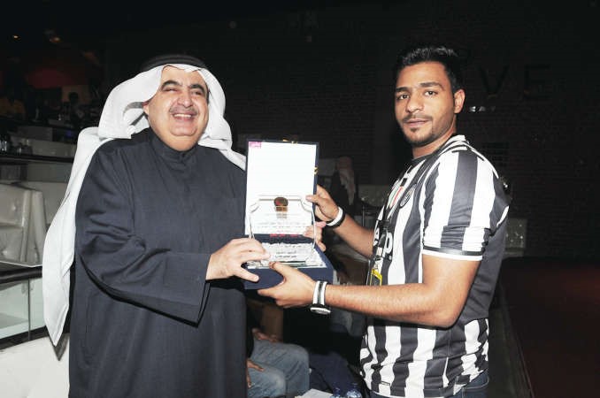 السفير عادل العيار يتسلم درعا من رئيس رابطة يوفنتوس