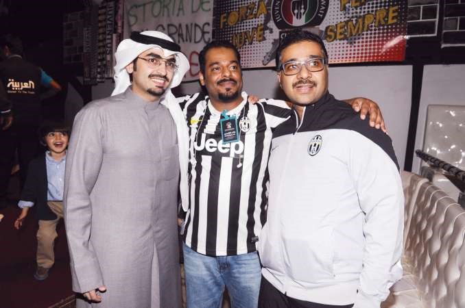 الاعلامي عبدالله بوفتين وعريف الحفل مايك مبلتع ويتوسطهما احد اعضاء الرابطة