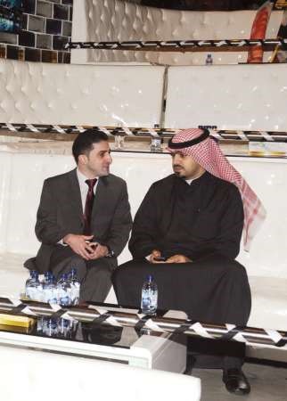 حديث بين الزميل محمد الحسيني ومدير العلاقات العامة بالبنك الوطني عبدالمحسن الرشيد