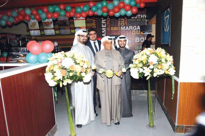 قص شريط افتتاح مطعم شيليز اكسبرس﻿