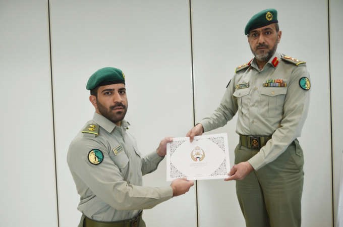 تكريم احد الخرجين