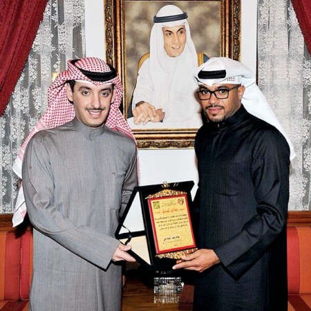 خالد عبدالقدوس يقدم درعا تذكارية الى النائب السابق صالح الملا
