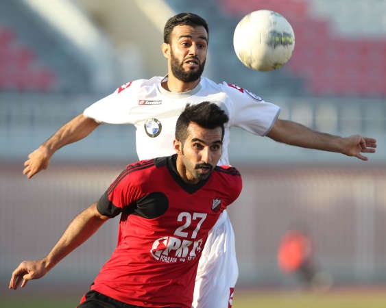 لاعب خيطان يوسف بوطيبان يتعرض للمضايقة من مدافع الكويت يعقوب الطاهر الازرقكوم