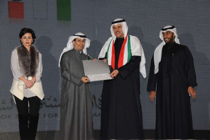 الشيخ سلمان الحمود خلال تكريم احد المشاركين انور الكندري