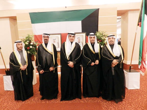 السفير حفيظ العجمي مع اركان السفارة 