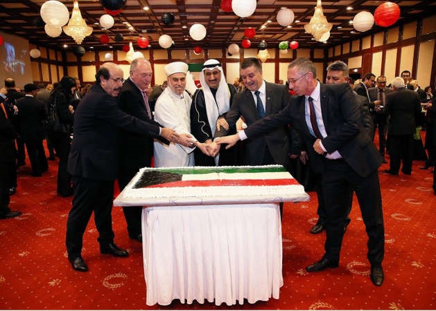  السفير فيصل العدواني ومجموعة من المهنئين خلال الحفل