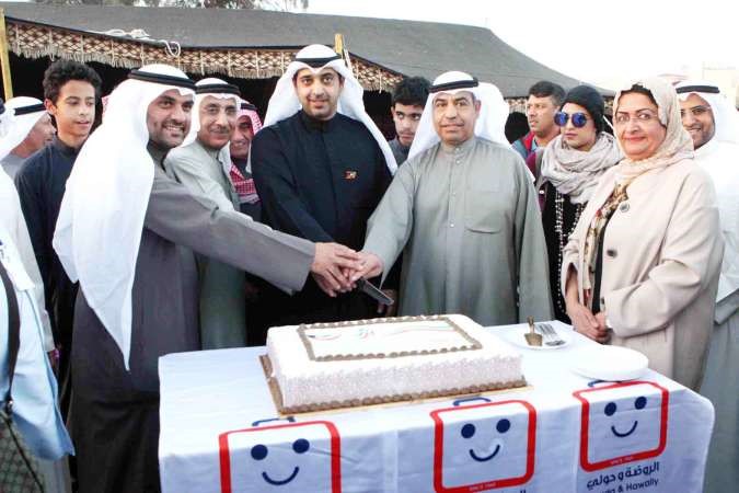 الشيخ محمد العبدالله وم احمد الجسار وفوزي المجدلي لدى قطع الكعكة عند افتتاح الكرنفال