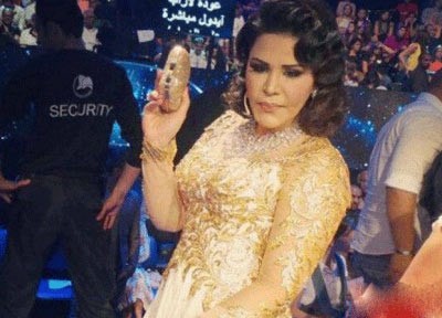 بالفيديو.. أحلام تتباهى بـ"كيكة" رائعة تُجسدها