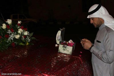 بالصور.. الرومانسية تقود سعودية إلى إهداء زوجها سيارة تاهو مغلفة