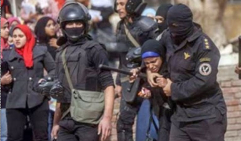 بالفيديو.. "الجزيرة" تكشف تفاصيل اول حالة اغتصاب للمتظاهرات في مركز شرطة مدينة نصر 