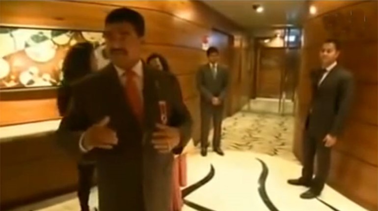 بالفيديو .. هندي يشتري الطابق رقم 100 في برج خليفة ويستضيف "العربية " في جولة بداخله