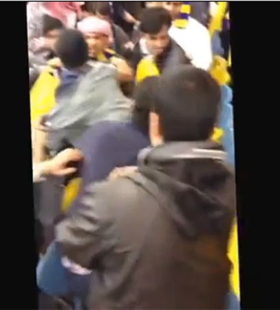 بالفيديو .. مشاجرة بين مشجعي "النصر السعودي" عقب الهزيمة .. ورجال الامن يحاولون التهدئة