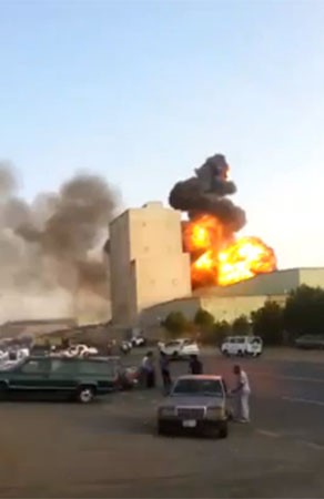 بالفيديو.. لحظة إنفجار خزان ديزل في مصنع بجدة.. والمارة يفرون مذعورين