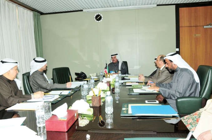 عبدالمحسن المطيري مترئسا الاجتماع﻿
