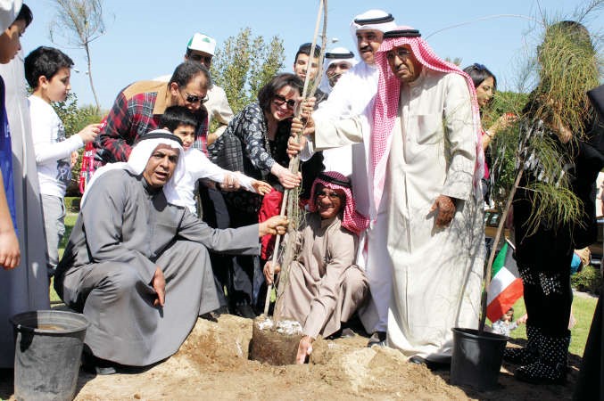 جانب من عملية زراعة احدى الشجرات