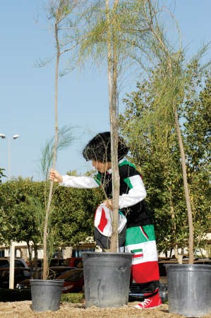 طفلة شاركت في عملية الزراعة