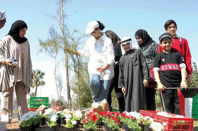 الشيخة امثال الاحمد تتابع عملية الزراعة