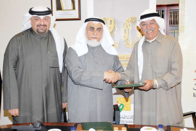 تبادل نسخ الاتفاقية بين دعبدالمحسن الخرافي ومحمد فخرو بحضور جمال النصرالله﻿