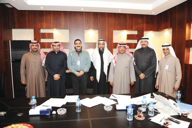 النائب دعبدالرحمن الجيران ونائب رئيس التحرير الزميل عدنان الراشد يتوسطان الزملاء فليح العازمي وحسين الرمضان وسامح عبدالحفيظ وذعار الرشيدي وبدر السهيل سالم الشمري