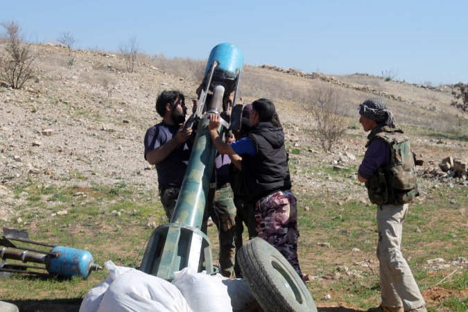مقاتلون من الجيش الحر يحضرون مدفعا محلي الصنع لاطلاق اسطوانة غاز على قوات النظام في ادلب افپ
