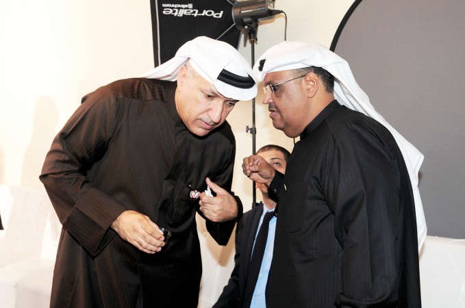 رئيس روتانا سالم الهندي ونقاش جانبي مع بلبل الخليج نبيل شعيل قبل صعوده المسرح