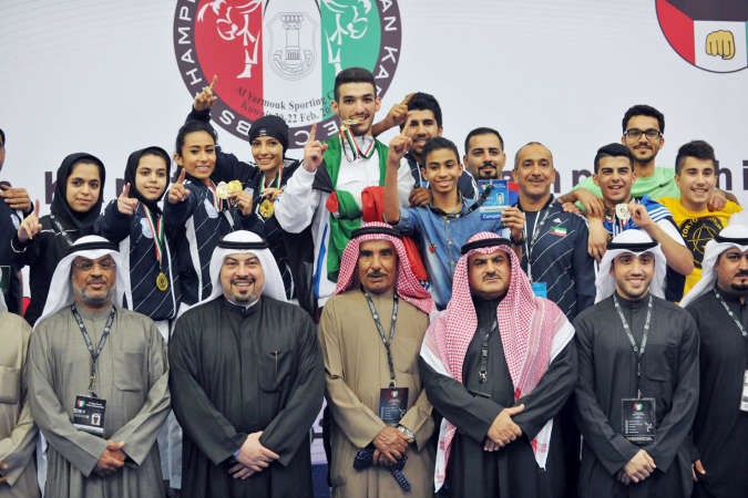 الشيخ طلال الفهد مع الفائزين والفائزات بالمنافسات﻿