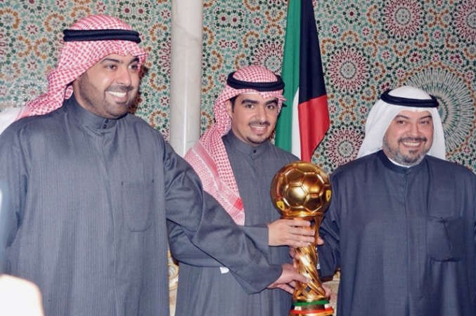 الشيخ طلال الفهد والشيخ خالد الفهد يحملان الكاس مع محمد البابطين﻿